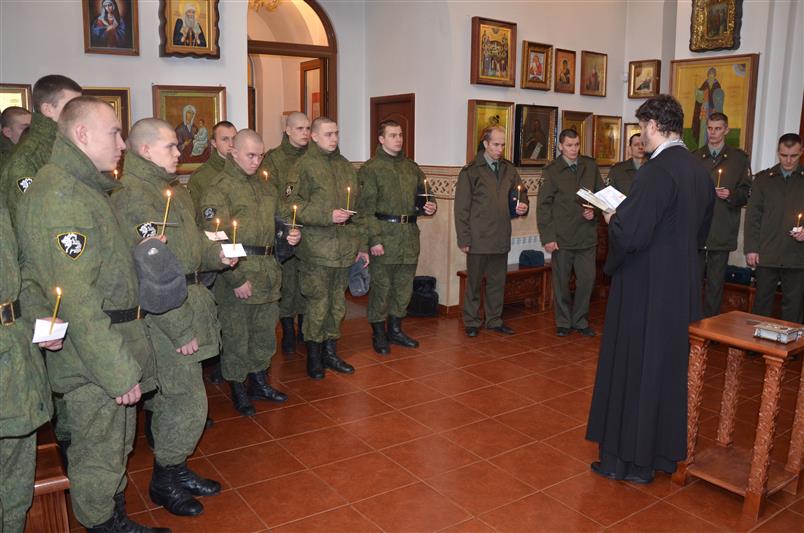 Военнослужащие управления Южного округа Росгвардии приняли участие в православном молебне в память о жертвах трагедии в Кузбассе