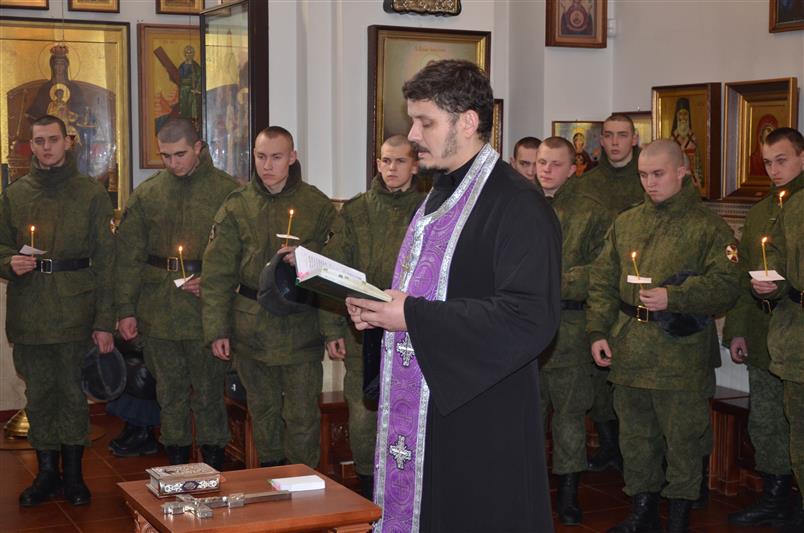 Военнослужащие управления Южного округа Росгвардии приняли участие в православном молебне в память о жертвах трагедии в Кузбассе