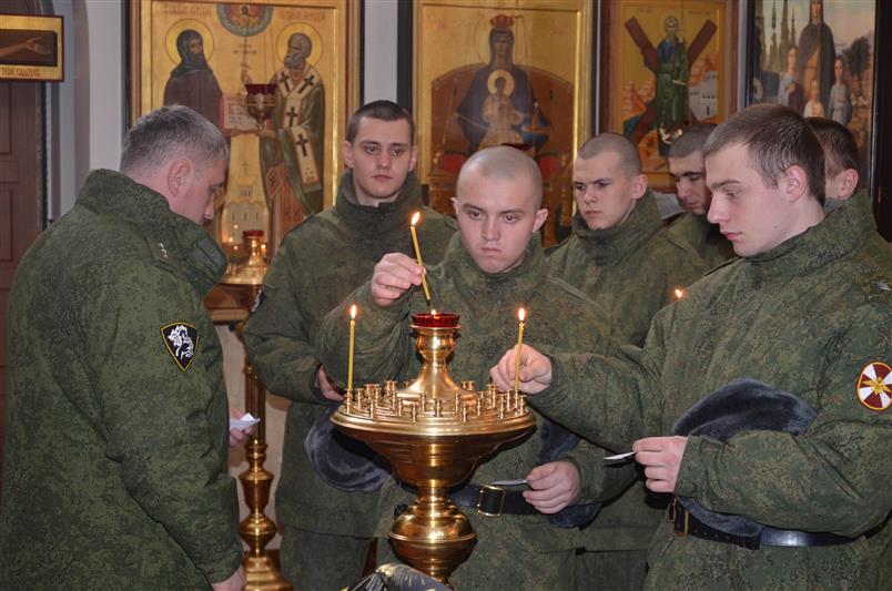 Военнослужащие управления Южного округа Росгвардии приняли участие в православном молебне в память о жертвах трагедии в Кузбассе