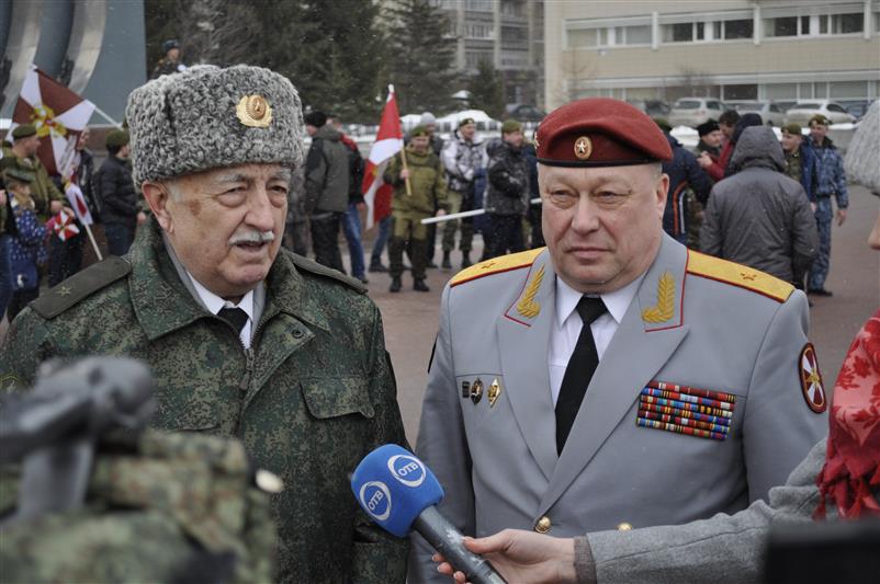 В День войск национальной гвардии Российской Федерации командующий Уральским округом принял участие в церемонии возложения цветов к подножию памятника «Черный тюльпан»