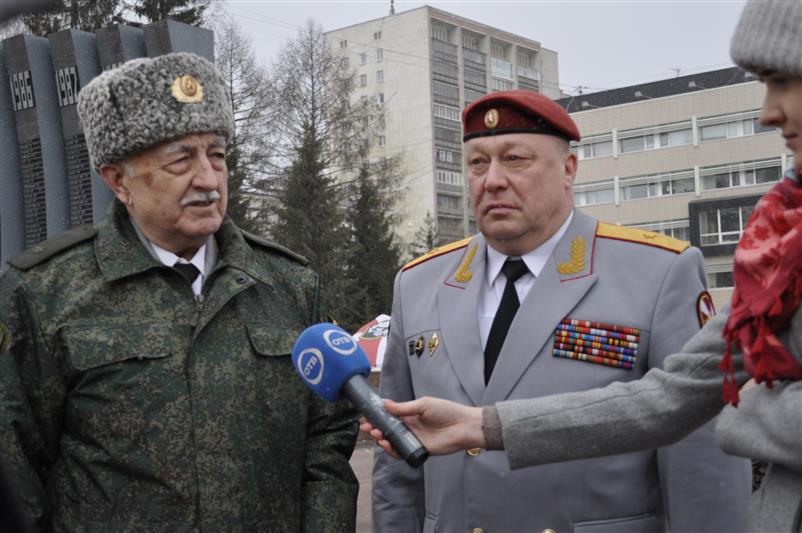 В День войск национальной гвардии Российской Федерации командующий Уральским округом принял участие в церемонии возложения цветов к подножию памятника «Черный тюльпан»