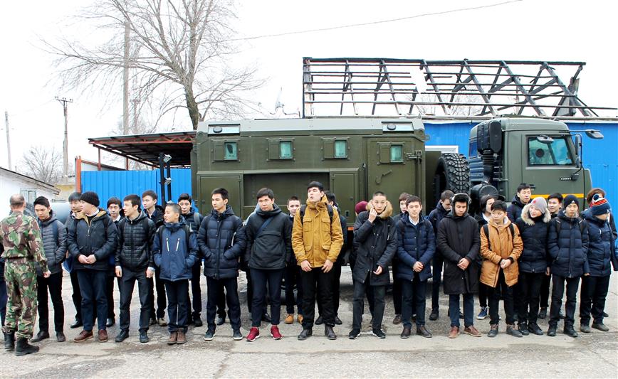 Волгоградские и калмыцкие омоновцы познакомили школьников со спецификой своей службы