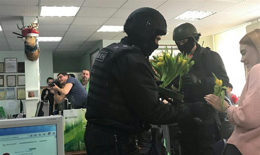 Челябинский ОМОН экстравагантно поздравил сотрудниц регионального телеканала с 8 Марта