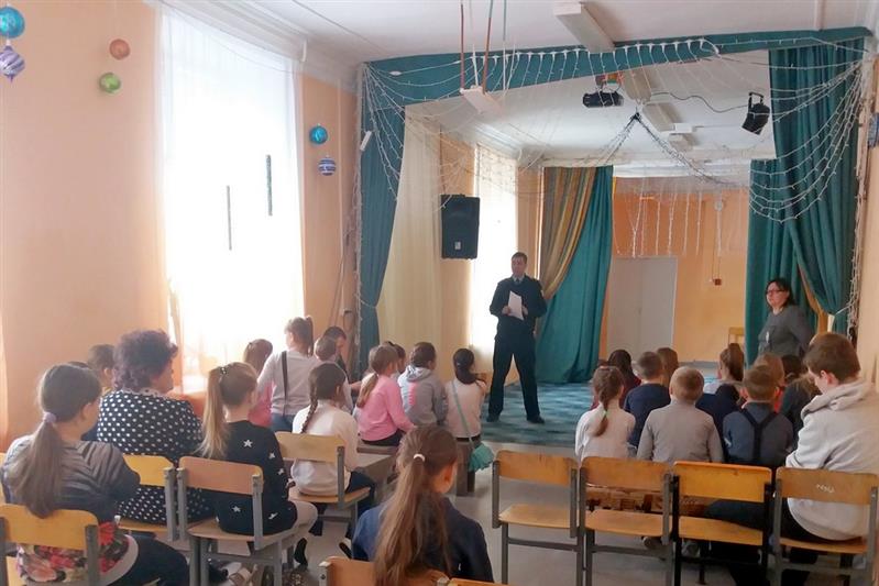 В Мурманской области сотрудники Росгвардии встретились с учащимися школ города Заполярного 