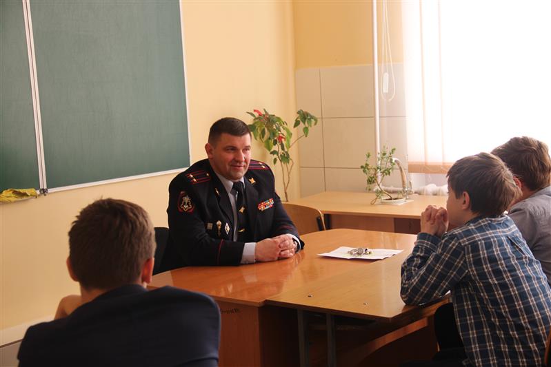 Сотрудники Росгвардии в Севастополе провели военно-патриотическое мероприятие для школьников