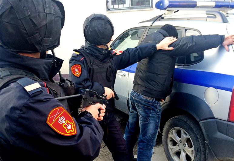 В Южном федеральном округе росгвардейцы задержали граждан, находившихся в федеральном розыске
