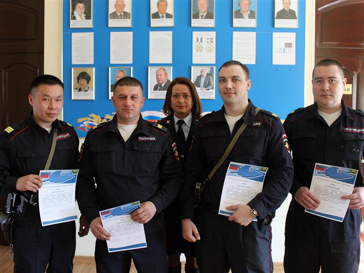 Председатель Думы Иркутского района наградил сотрудников Росгвардии за значительный вклад в дело обеспечения правопорядка