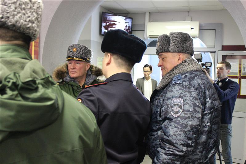 Командующий Приволжским округом проверил готовность нового здания центра лицензионно-разрешительной работы в Самаре (фото)