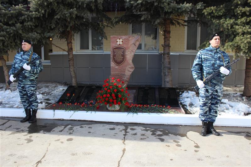 В Приволжье в день профессионального праздника военнослужащие и сотрудники Росгвардии вспомнили погибших сослуживцев и почтили память жертв трагедии в Кемерово
