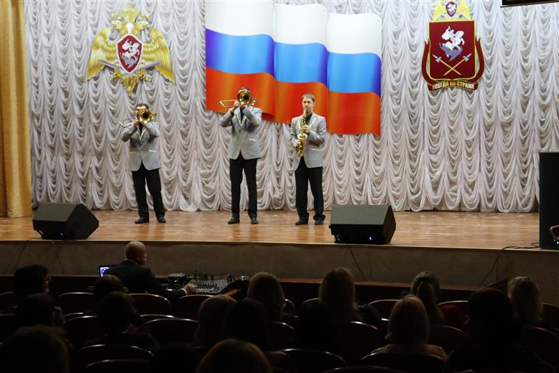 Командующий Уральским округом Росгвардии поздравил женщин с наступающим праздником весны