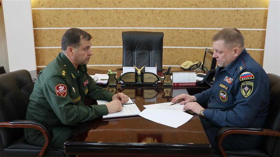 Командующий Уральским округом Росгвардии провел рабочую встречу  с   начальником Сибирского регионального центра МЧС России