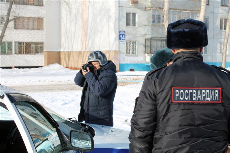 Сотрудники Росгвардии в Оренбурге совместно с журналистами региональных СМИ рассказали местным жителям о работе вневедомственной охраны 