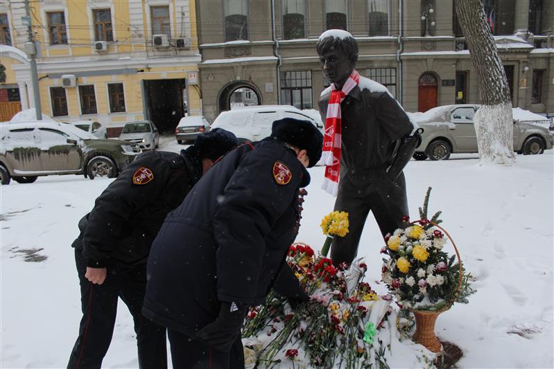 В Саратове военнослужащие и сотрудники Росгвардии почтили память своего земляка, народного артиста Олега Табакова