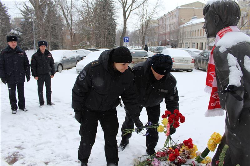 В Саратове военнослужащие и сотрудники Росгвардии почтили память своего земляка, народного артиста Олега Табакова
