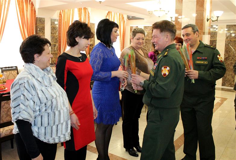 Командующий Приволжским округом Росгвардии поздравил женщин с наступающим праздником
