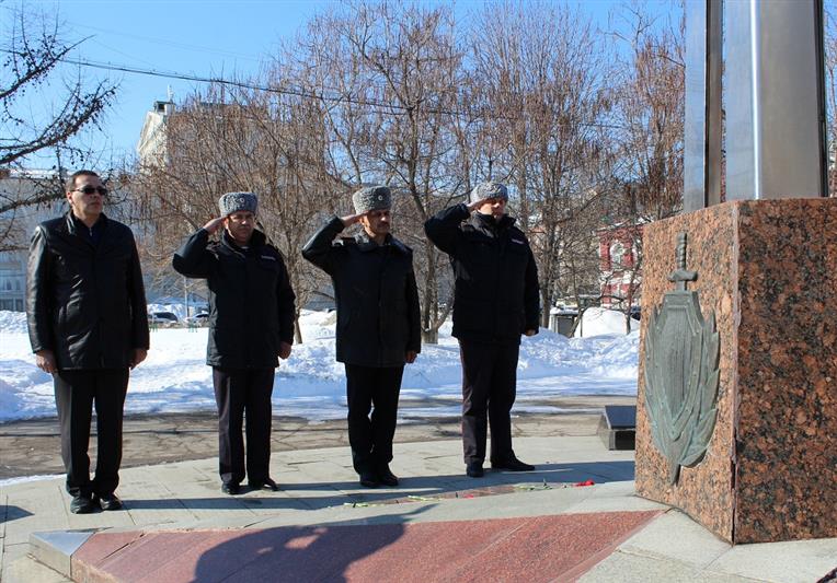 В Приволжье в день профессионального праздника военнослужащие и сотрудники Росгвардии вспомнили погибших сослуживцев и почтили память жертв трагедии в Кемерово