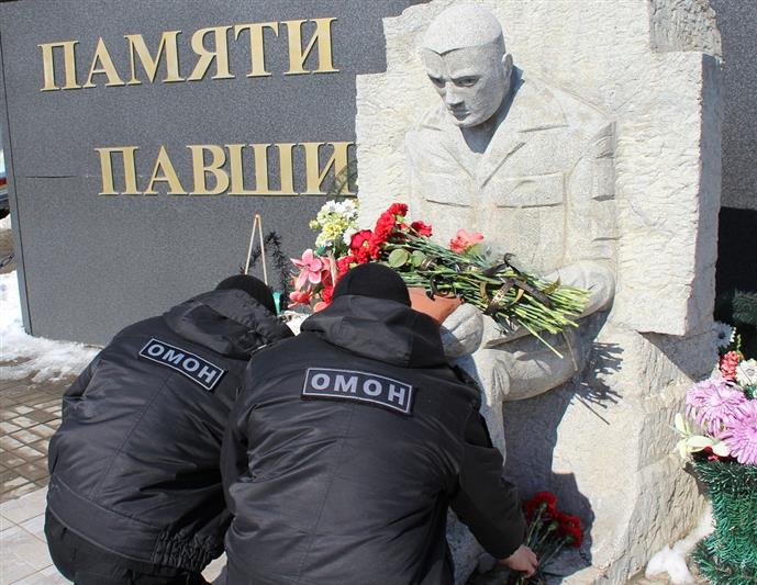 В Приволжье в день профессионального праздника военнослужащие и сотрудники Росгвардии вспомнили погибших сослуживцев и почтили память жертв трагедии в Кемерово