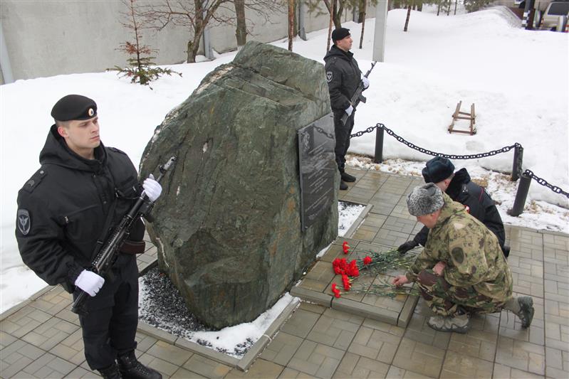 В Приволжье в день профессионального праздника военнослужащие и сотрудники Росгвардии вспомнили погибших сослуживцев и почтили память жертв трагедии в Кемерово
