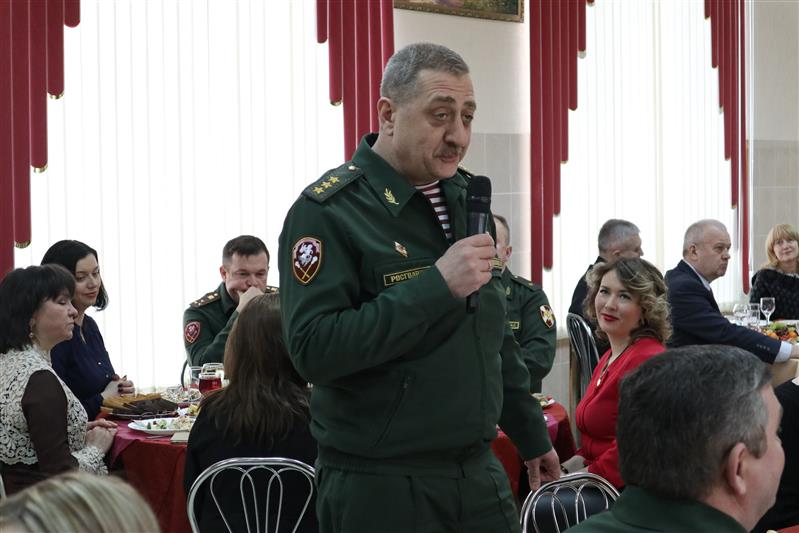 Командующий Центральным округом Росгвардии генерал-полковник Игорь Голлоев поздравил военнослужащих и сотрудников - женщин с Международным женским днем 