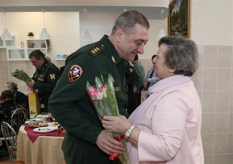 Командующий Центральным округом Росгвардии генерал-полковник Игорь Голлоев поздравил военнослужащих и сотрудников - женщин с Международным женским днем 