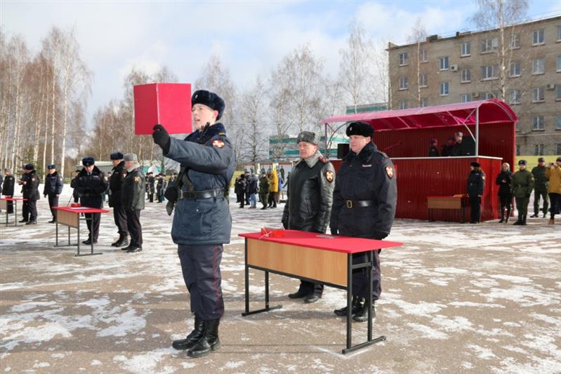 В Ленинградской области новые сотрудники вневедомственной охраны Росгвардии торжественно приняли присягу