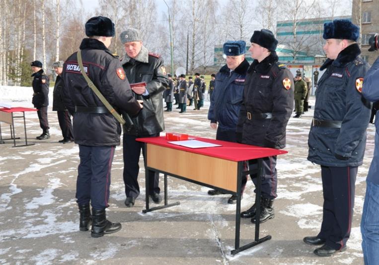 В Ленинградской области новые сотрудники вневедомственной охраны Росгвардии торжественно приняли присягу