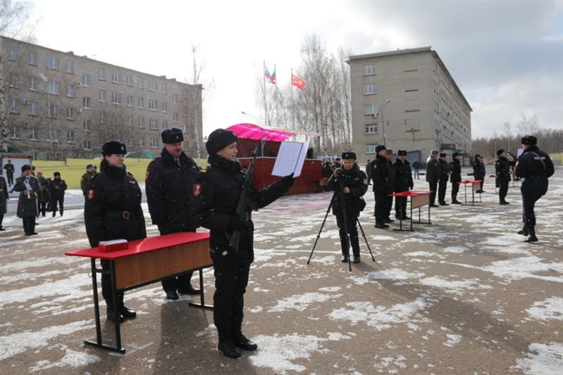 В Ленинградской области новые сотрудники вневедомственной охраны Росгвардии торжественно приняли присягу