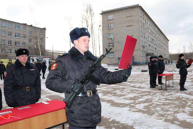 В Ленинградской области новые сотрудники вневедомственной охраны Росгвардии торжественно приняли присягу