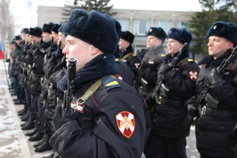 В Ленинградской области новые сотрудники вневедомственной охраны Росгвардии торжественно приняли присягу