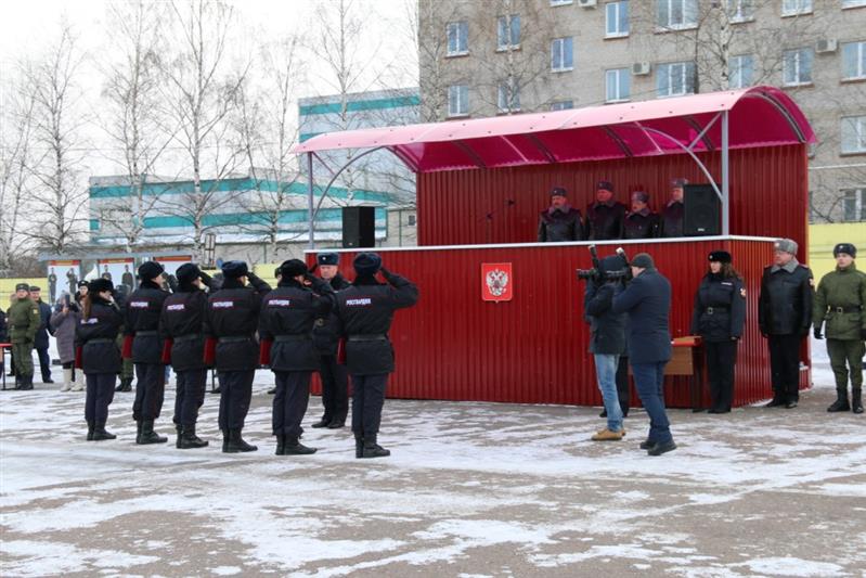 В Ленинградской области новые сотрудники вневедомственной охраны Росгвардии торжественно приняли присягу