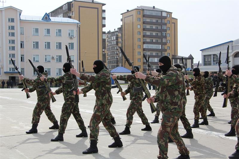 Элементы повседневной служебной боевой деятельности подразделений специального назначения продемонстрировали сотрудники Росгвардии в Дагестане 