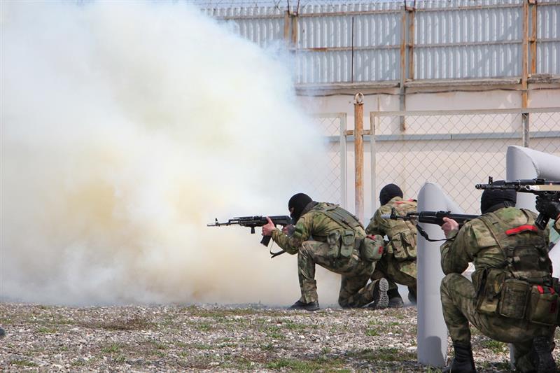 Элементы повседневной служебной боевой деятельности подразделений специального назначения продемонстрировали сотрудники Росгвардии в Дагестане 