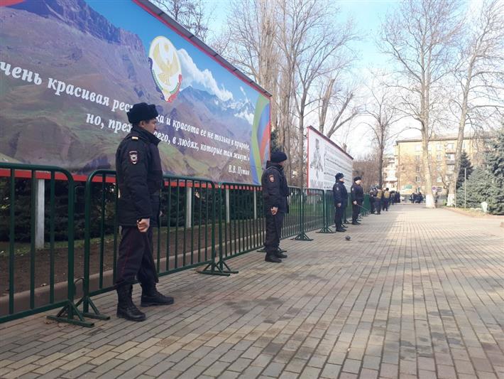 В Дагестане военнослужащие и сотрудники Росгвардии обеспечили охрану общественного порядка во время проведения концерта в поддержку Российских олимпийцев