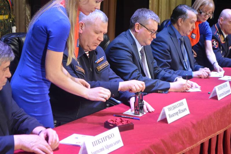 В Смоленске состоялась торжественная церемония гашения почтовой марки серии «Герои Российской Федерации», посвященной майору милиции Алексею Буханову