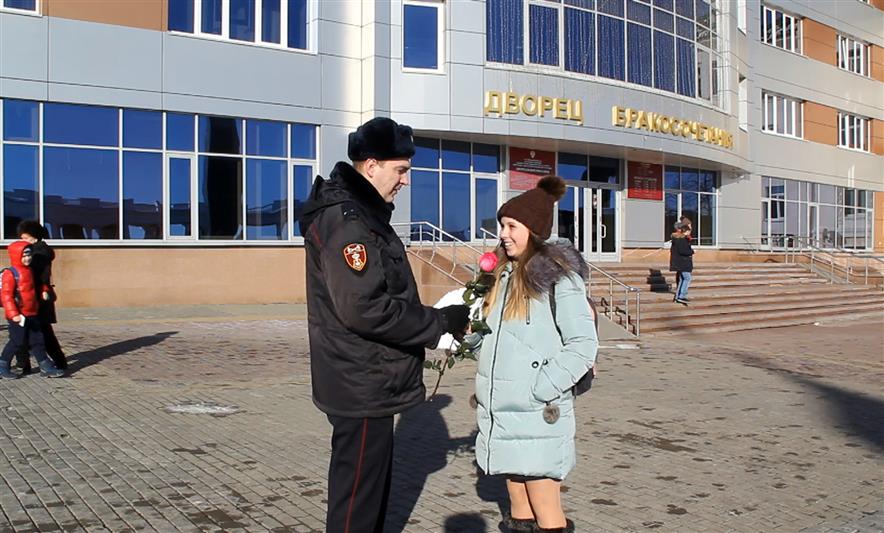 Сотрудники Росгвардии поздравили жительниц Саранска с наступающим праздником весны 