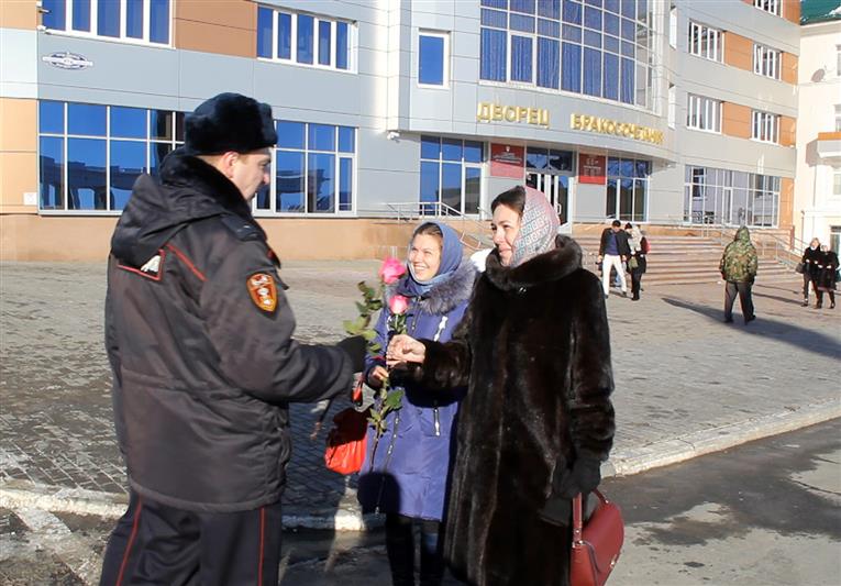 Сотрудники Росгвардии поздравили жительниц Саранска с наступающим праздником весны 