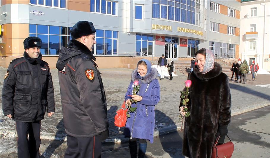 Сотрудники Росгвардии поздравили жительниц Саранска с наступающим праздником весны 