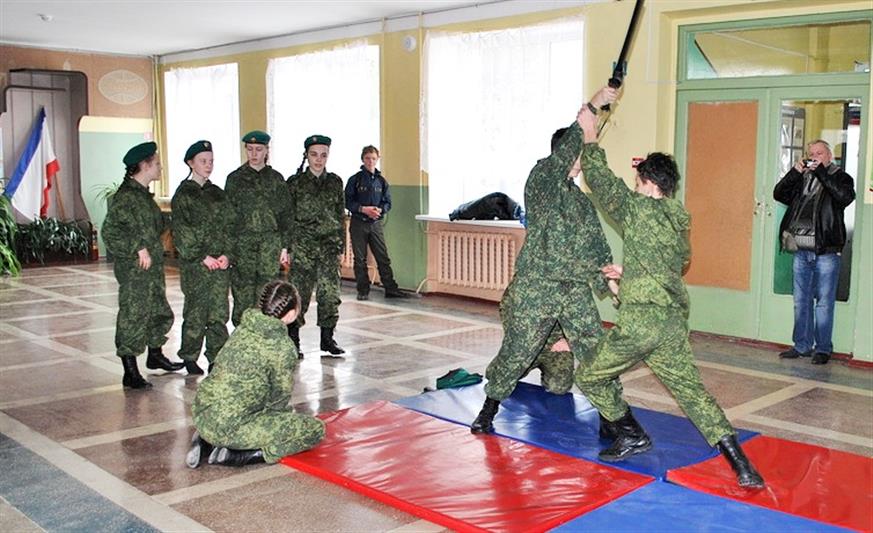 В Крыму сотрудники Росгвардии провели патриотическое мероприятие для юнармейцев