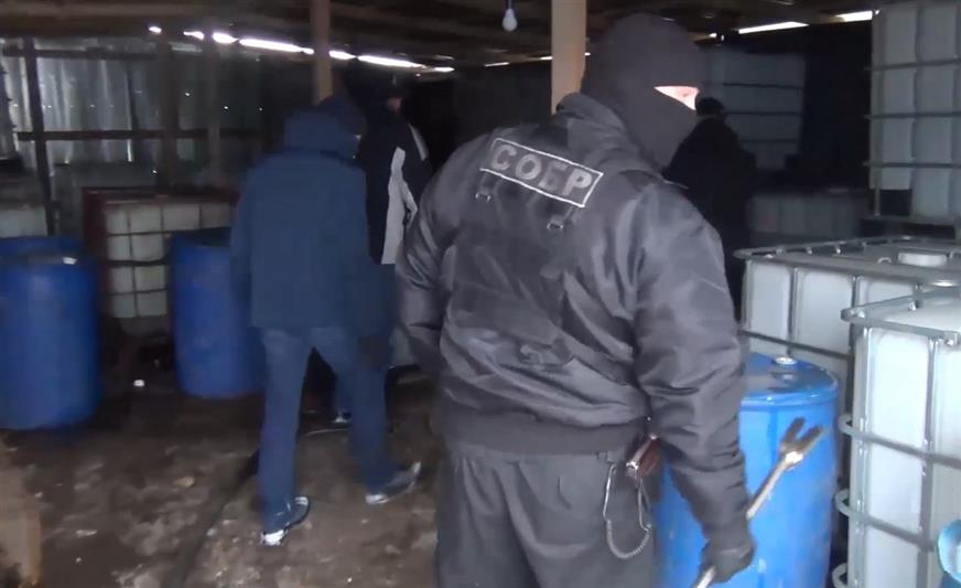 При силовой поддержке петербургского СОБР пресечена деятельность подпольного алкогольного цеха