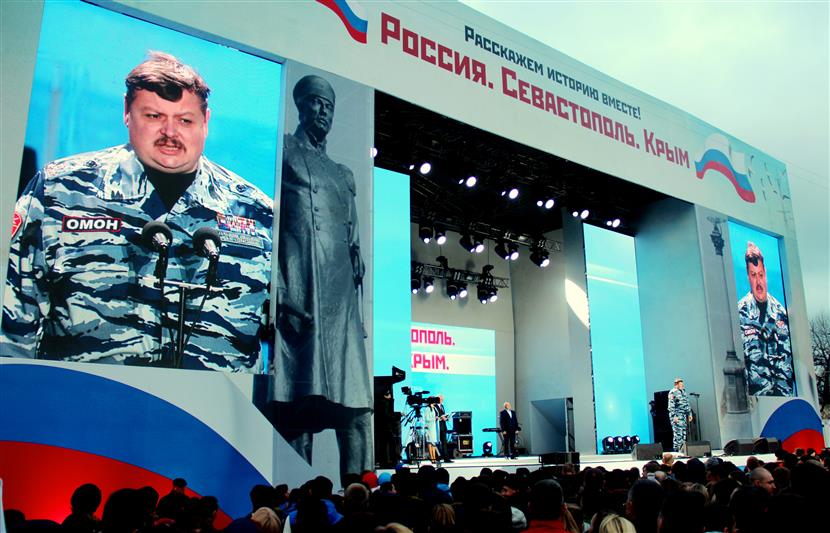 В Севастополе росгвардейцы совместно с сотрудниками полиции обеспечили общественный порядок на митинг-концерте, посвященном 4-летию вхождения Крыма и Севастополя в состав России 