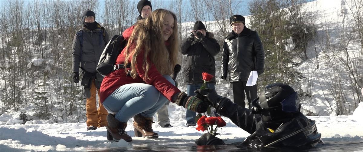 Росгвардейцы поздравили женщин... из-под воды! (фото, видео)
