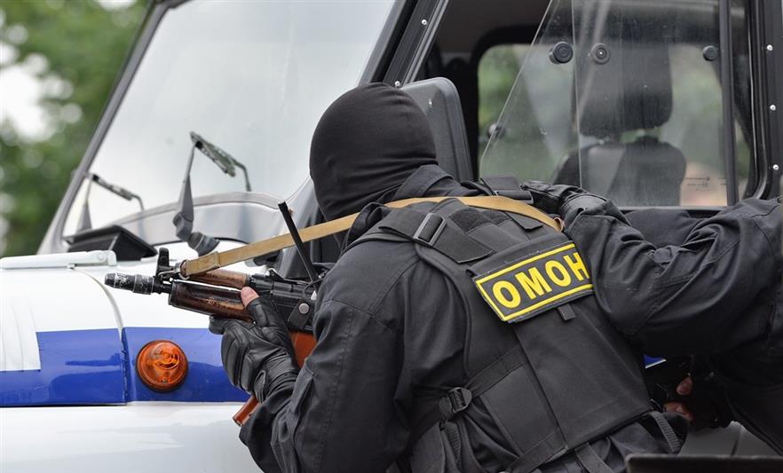В Кабардино-Балкарской Республике при силовой поддержке бойцов ОМОН Росгвардии задержан подозреваемый в вымогательстве