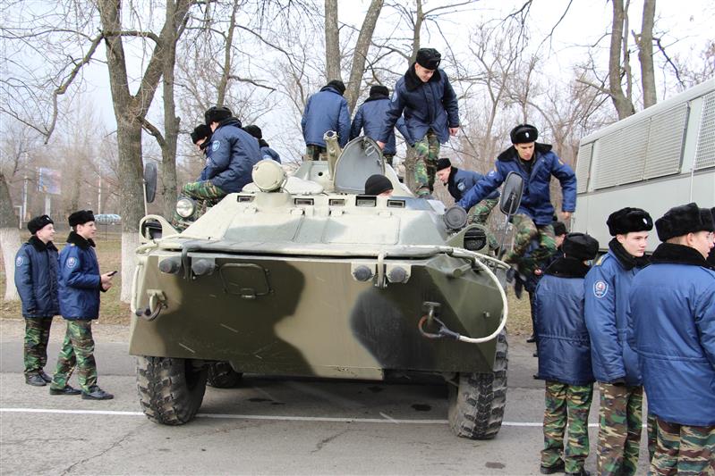 Бойцы новочеркасского ОМОН провели военно-патриотическое мероприятие для воспитанников казачьего корпуса