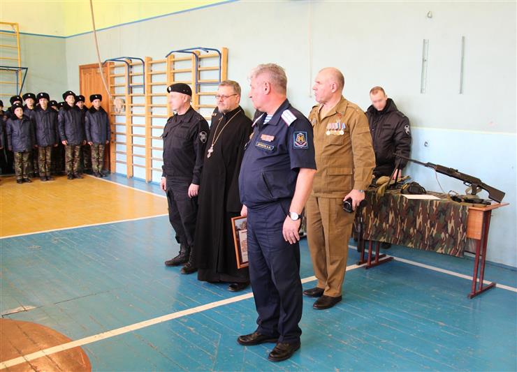 Бойцы новочеркасского ОМОН провели военно-патриотическое мероприятие для воспитанников казачьего корпуса