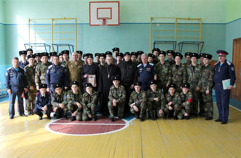Бойцы новочеркасского ОМОН провели военно-патриотическое мероприятие для воспитанников казачьего корпуса