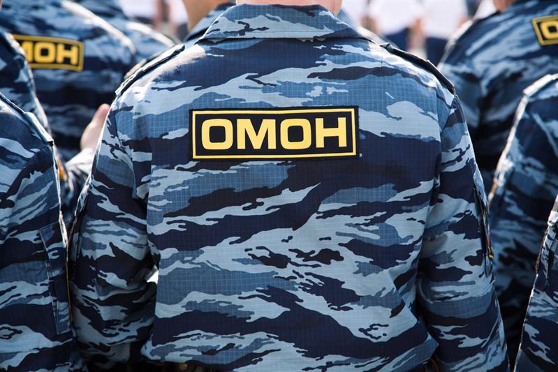 Сотрудники дагестанского ОМОН изъяли у местного жителя незаконно хранящиеся оружие и боеприпасы