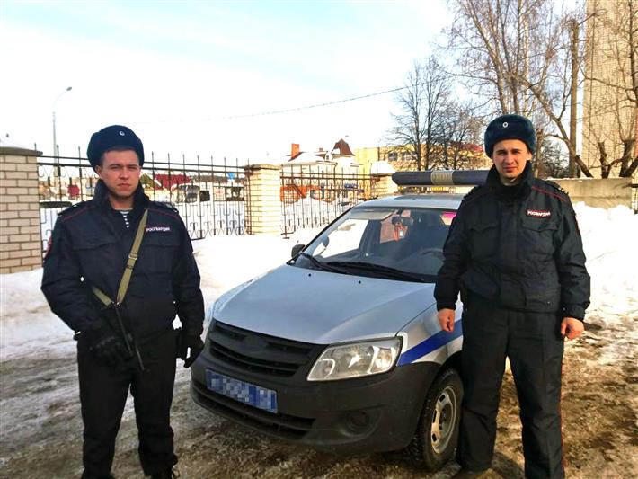 В Волжске сотрудники Росгвардии задержали гражданина, угрожавшего таксисту оружием 