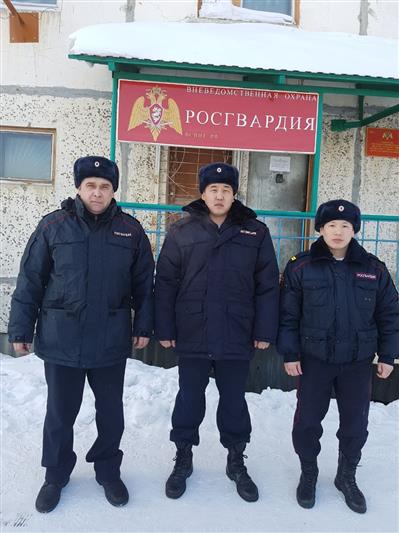 В ЯКУТИИ СОТРУДНИКИ РОСГВАРДИИ ОКАЗАЛИ ПОМОЩЬ В СПАСЕНИИ ЧЕЛОВЕКА НА ПОЖАРЕ