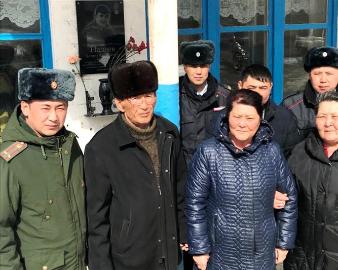 В Калмыкии увековечили имя офицера войск правопорядка, погибшего при исполнении служебного долга