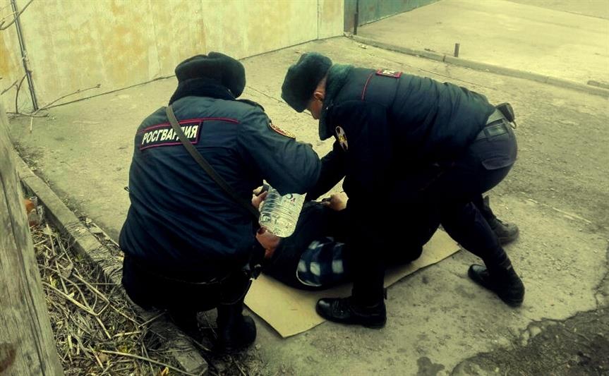 Донские росгвардейцы оказали помощь ростовчанину, пострадавшему от нападения мужчины с ножом